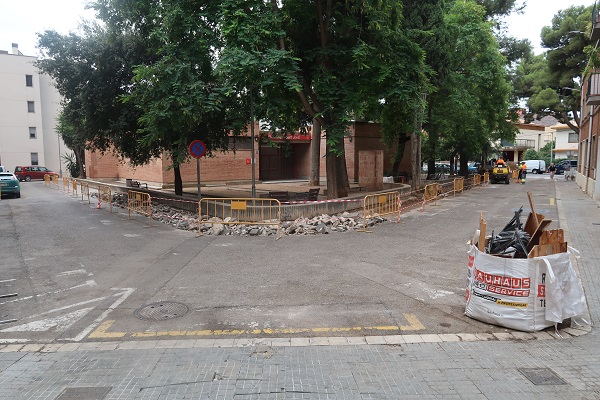 Inici de les obres de millora del carrer dels Usatges